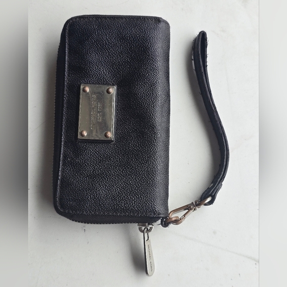 Michael Kors Wallet Womens Black  Gold Zip Around Logo Good Condition - Picture 3 of 10